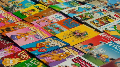 漫画阅读技巧直播预告封面，主播在直播间展示韩漫条漫手机阅读技巧，温暖灯光氛围